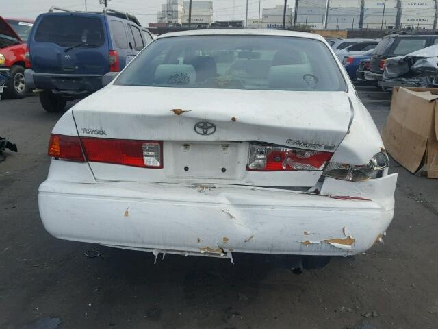 4T1BG22KXYU998432 - 2000 TOYOTA CAMRY CE WHITE photo 9