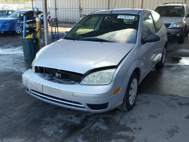 1FAFP31N07W186590 - 2007 FORD FOCUS ZX3 SILVER photo 2