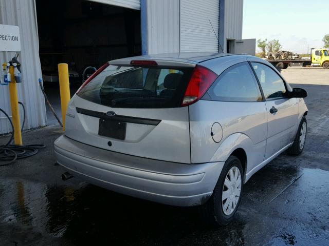 1FAFP31N07W186590 - 2007 FORD FOCUS ZX3 SILVER photo 4