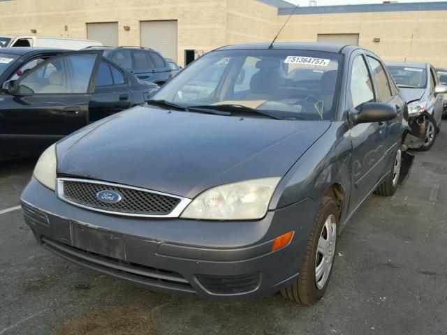 1FAFP34N26W101646 - 2006 FORD FOCUS ZX4 GRAY photo 2