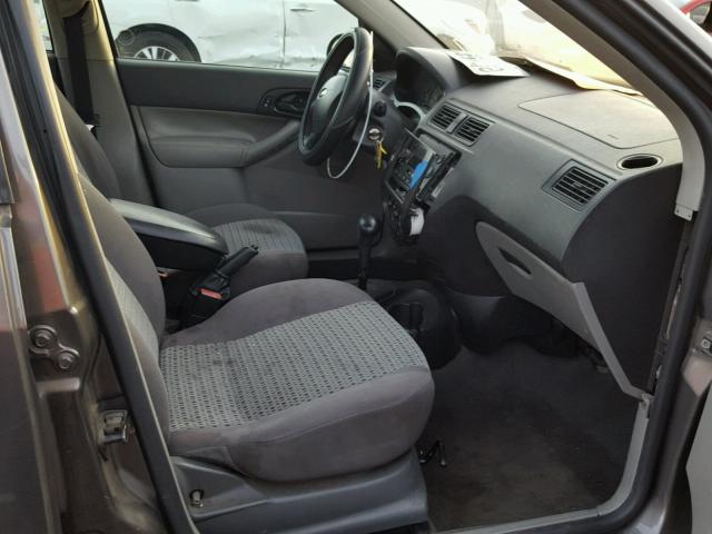 1FAFP34N26W101646 - 2006 FORD FOCUS ZX4 GRAY photo 5