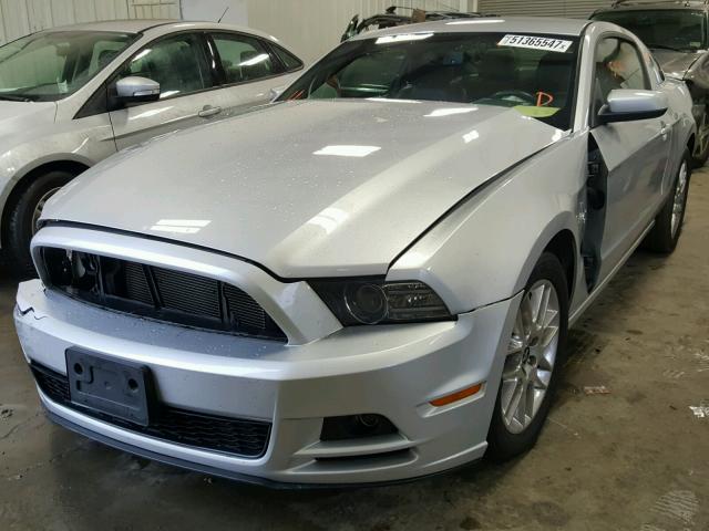 1ZVBP8AM8D5271527 - 2013 FORD MUSTANG SILVER photo 2