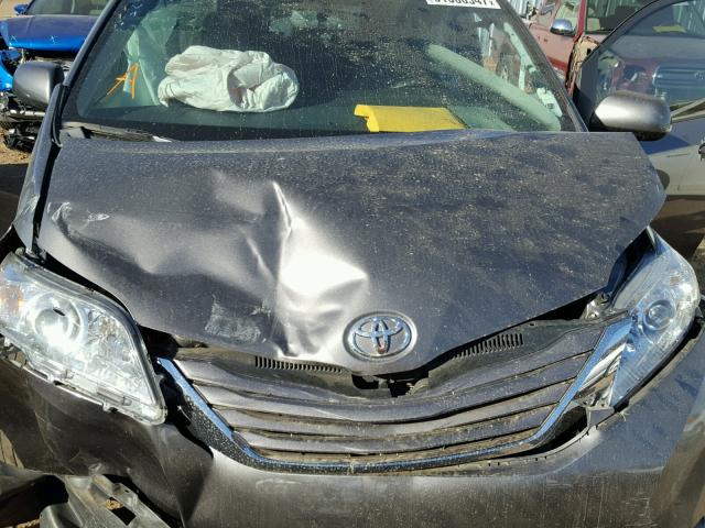 5TDKK3DC2GS710338 - 2016 TOYOTA SIENNA LE CHARCOAL photo 7