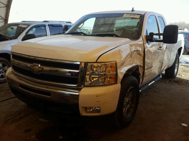 1GCRKSE36BZ114017 - 2011 CHEVROLET SILVERADO WHITE photo 2