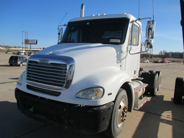 1FUJF0CV85LU56692 - 2005 FREIGHTLINER COLUMBIA 1 WHITE photo 2