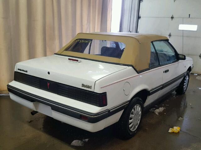 1G2JD6705G7623573 - 1986 PONTIAC SUNBIRD SE WHITE photo 4