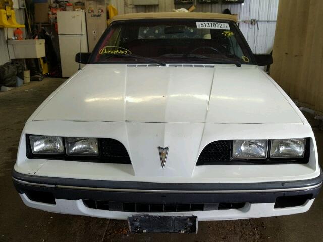 1G2JD6705G7623573 - 1986 PONTIAC SUNBIRD SE WHITE photo 9