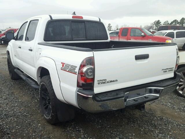 5TFJU4GN5FX074273 - 2015 TOYOTA TACOMA DOU WHITE photo 3