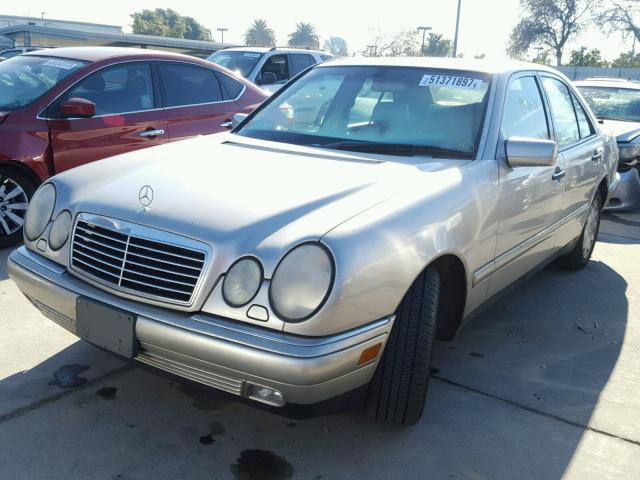 WDBJF65F5WA589258 - 1998 MERCEDES-BENZ E 320 GOLD photo 2