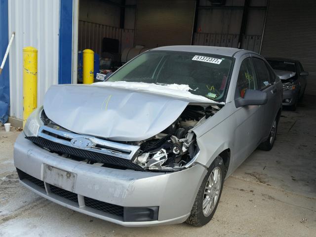 1FAHP35N29W206019 - 2009 FORD FOCUS SE SILVER photo 2