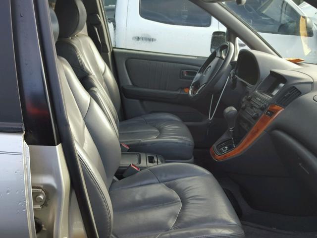 JT6HF10U0X0066656 - 1999 LEXUS RX 300 SILVER photo 5