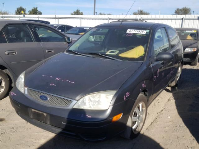 3FAFP31N45R152085 - 2005 FORD FOCUS ZX3 GRAY photo 2