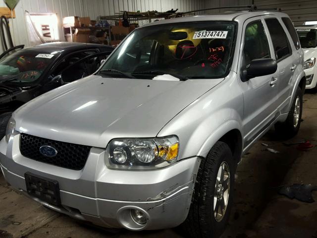 1FMCU94106KA18239 - 2006 FORD ESCAPE LIM SILVER photo 2