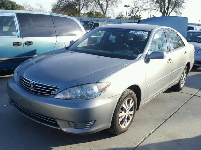 4T1BF30K15U598332 - 2005 TOYOTA CAMRY LE GREEN photo 2