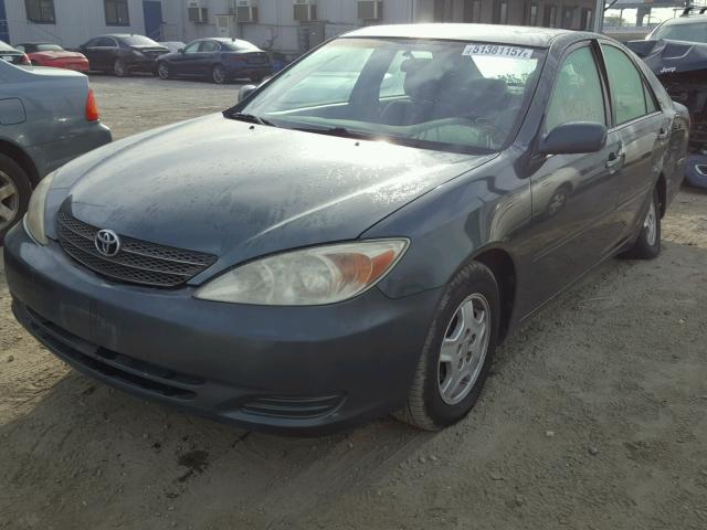 4T1BF30K12U515753 - 2002 TOYOTA CAMRY LE GREEN photo 2