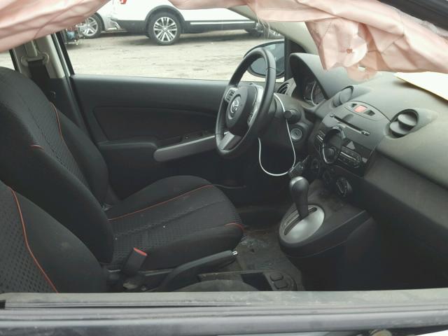 JM1DE1LY2D0157948 - 2013 MAZDA MAZDA2 WHITE photo 5