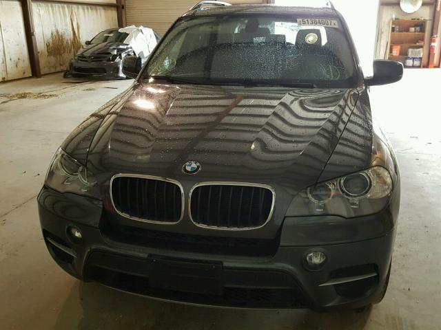 5UXZV4C58D0B16027 - 2013 BMW X5 XDRIVE3 Մոխրագույն լուսանկար 9