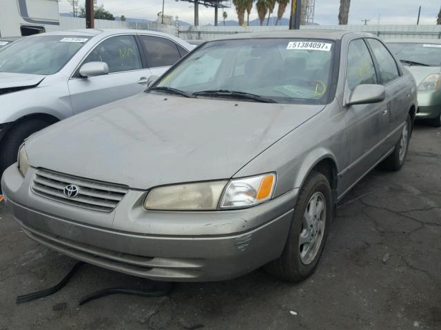 JT2BF22K8W0134130 - 1998 TOYOTA CAMRY CE TAN photo 2