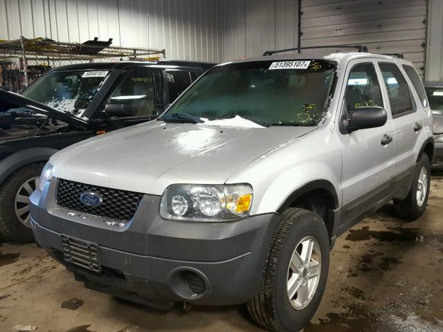 1FMYU92Z55KE24157 - 2005 FORD ESCAPE XLS SILVER photo 2