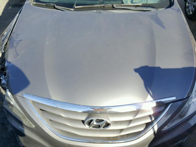 5NPEB4AC3CH318749 - 2012 HYUNDAI SONATA GLS GRAY photo 7