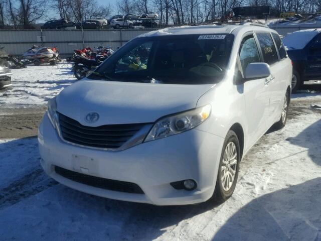 5TDYK3DC7CS226735 - 2012 TOYOTA SIENNA XLE WHITE photo 2