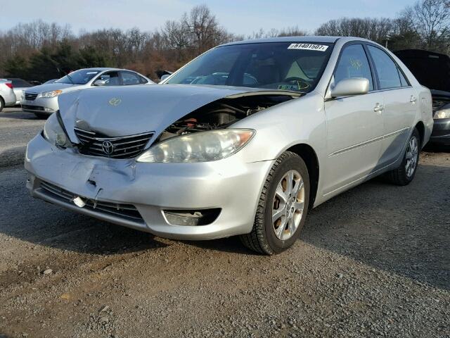 4T1BF30K75U598576 - 2005 TOYOTA CAMRY LE SILVER photo 2