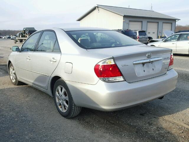 4T1BF30K75U598576 - 2005 TOYOTA CAMRY LE SILVER photo 3