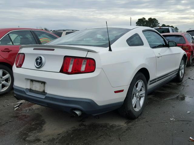 1ZVBP8AM9B5144606 - 2011 FORD MUSTANG WHITE photo 4