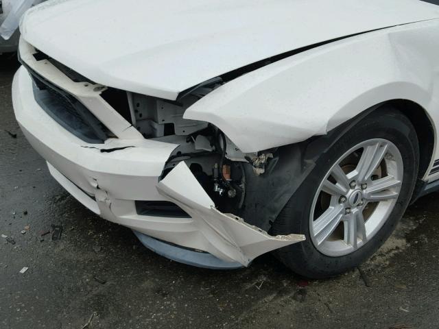 1ZVBP8AM9B5144606 - 2011 FORD MUSTANG WHITE photo 9