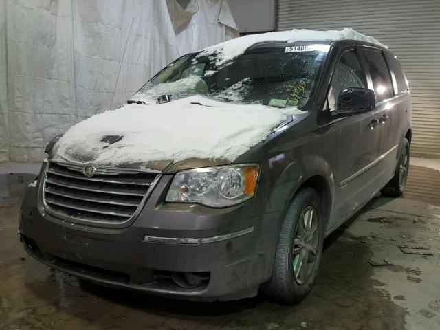 2A4RR5D12AR286318 - 2010 CHRYSLER TOWN & COU CHARCOAL photo 2