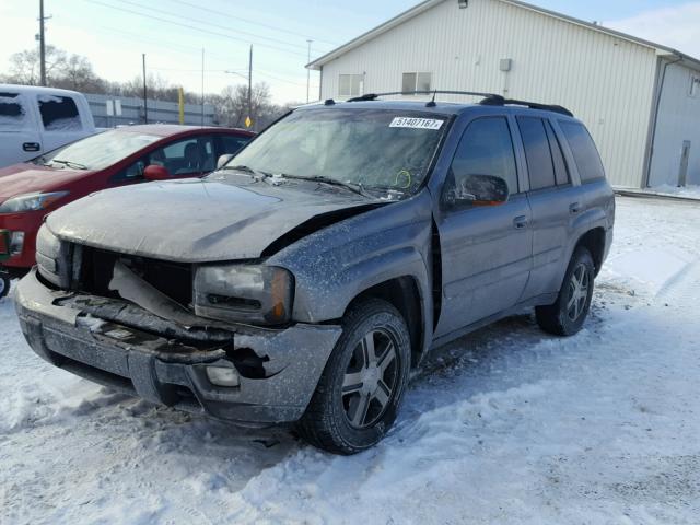 1GNDT13S352325403 - 2005 CHEVROLET TRAILBLAZE GRAY photo 2