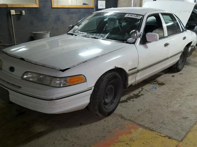 2FACP72W6NX245497 - 1992 FORD CROWN VICT WHITE photo 2