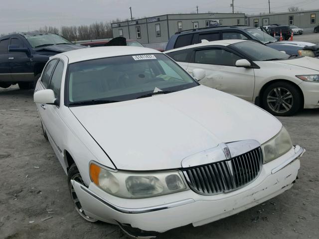1LNHM82W3YY805569 - 2000 LINCOLN TOWN CAR S WHITE photo 1