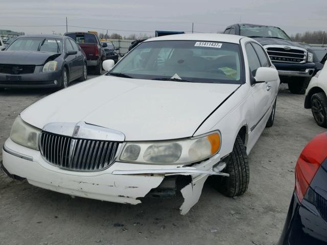 1LNHM82W3YY805569 - 2000 LINCOLN TOWN CAR S WHITE photo 2