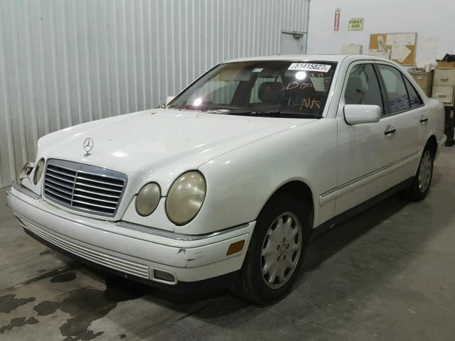 WDBJF65F5WA619519 - 1998 MERCEDES-BENZ E 320 WHITE photo 2