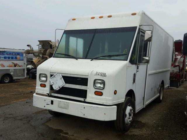 4UZA4FA47YCG42043 - 2000 FREIGHTLINER CHASSIS M WHITE photo 2