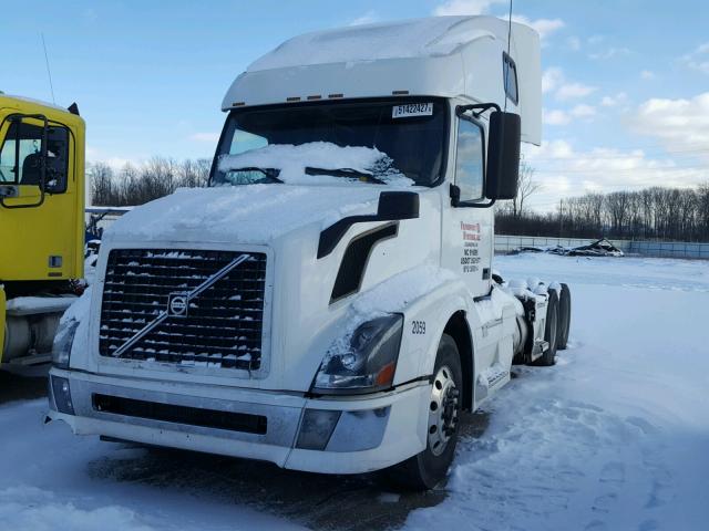 4V4NC9TH76N416551 - 2006 VOLVO VN VNL WHITE photo 2