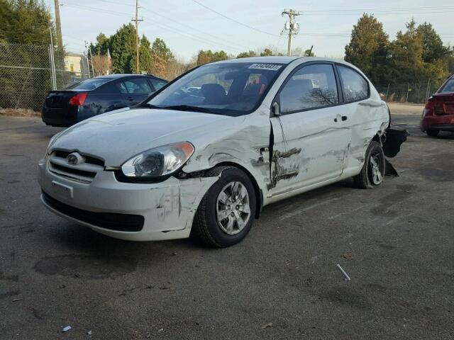 KMHCM36C29U121117 - 2009 HYUNDAI ACCENT GS WHITE photo 2