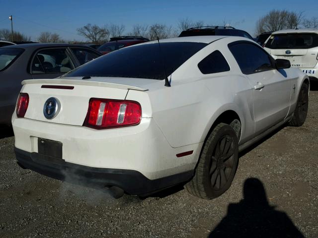 1ZVBP8AM6B5135779 - 2011 FORD MUSTANG WHITE photo 4