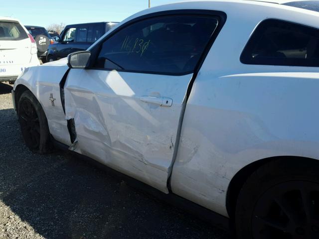 1ZVBP8AM6B5135779 - 2011 FORD MUSTANG WHITE photo 9