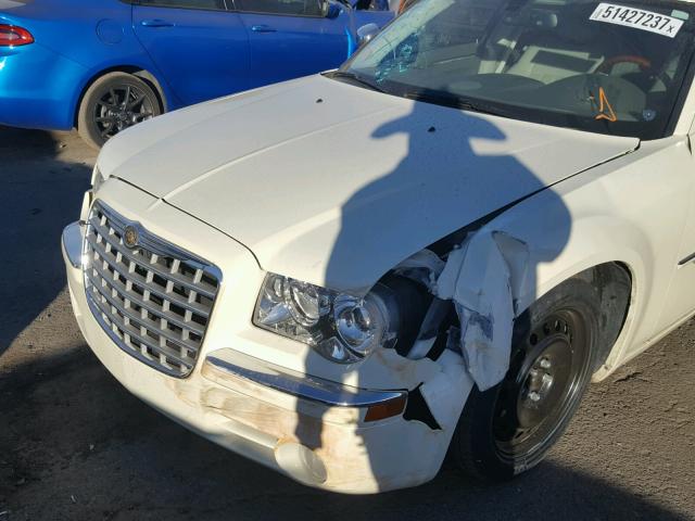 2C3LA63T99H571082 - 2009 CHRYSLER 300C WHITE photo 9