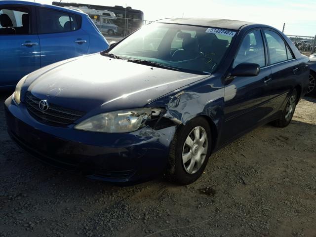4T1BE32K74U319710 - 2004 TOYOTA CAMRY LE Blau Foto 2