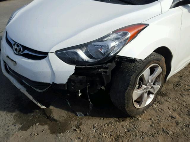 5NPDH4AE4DH255142 - 2013 HYUNDAI ELANTRA GL WHITE photo 9