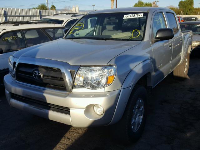 3TMJU62N75M001798 - 2005 TOYOTA TACOMA DOU SILVER photo 2