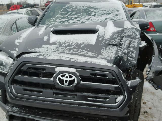 3TMDZ5BN0HM013918 - 2017 TOYOTA TACOMA DOU GRAY photo 7