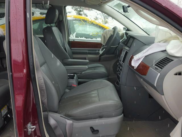 2A8HR54189R616677 - 2009 CHRYSLER TOWN & COU MAROON photo 5