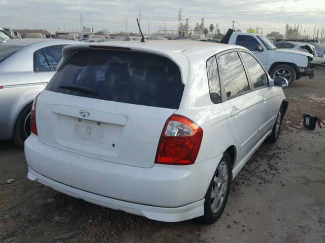 KNAFE162755070774 - 2005 KIA SPECTRA5 WHITE photo 4