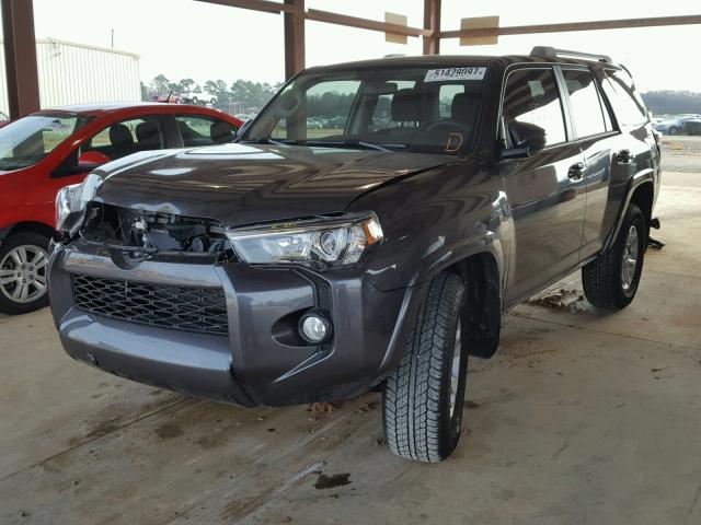 JTEZU5JR8H5163043 - 2017 TOYOTA 4RUNNER SR GRAY photo 2