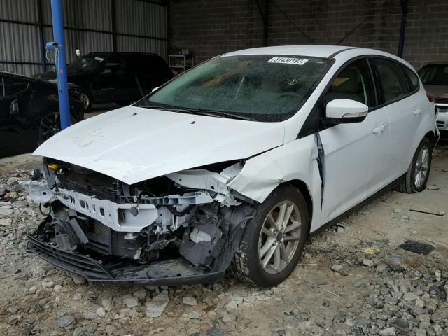 1FADP3K29GL271473 - 2016 FORD FOCUS SE WHITE photo 2