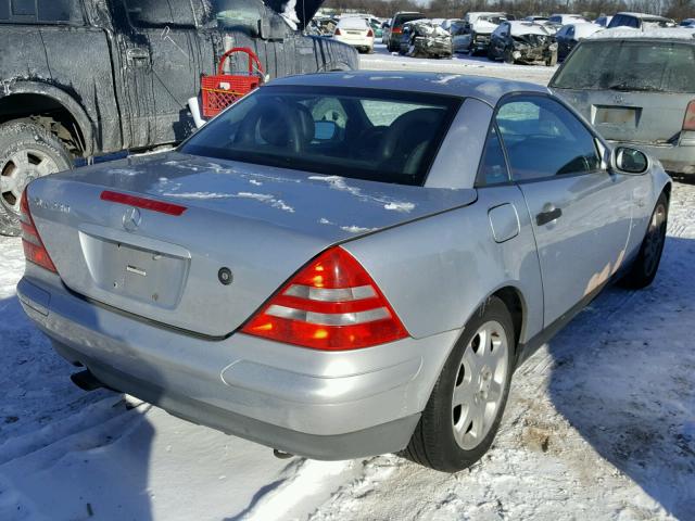 WDBKK47FXWF019793 - 1998 MERCEDES-BENZ SLK 230 KO GRAY photo 4